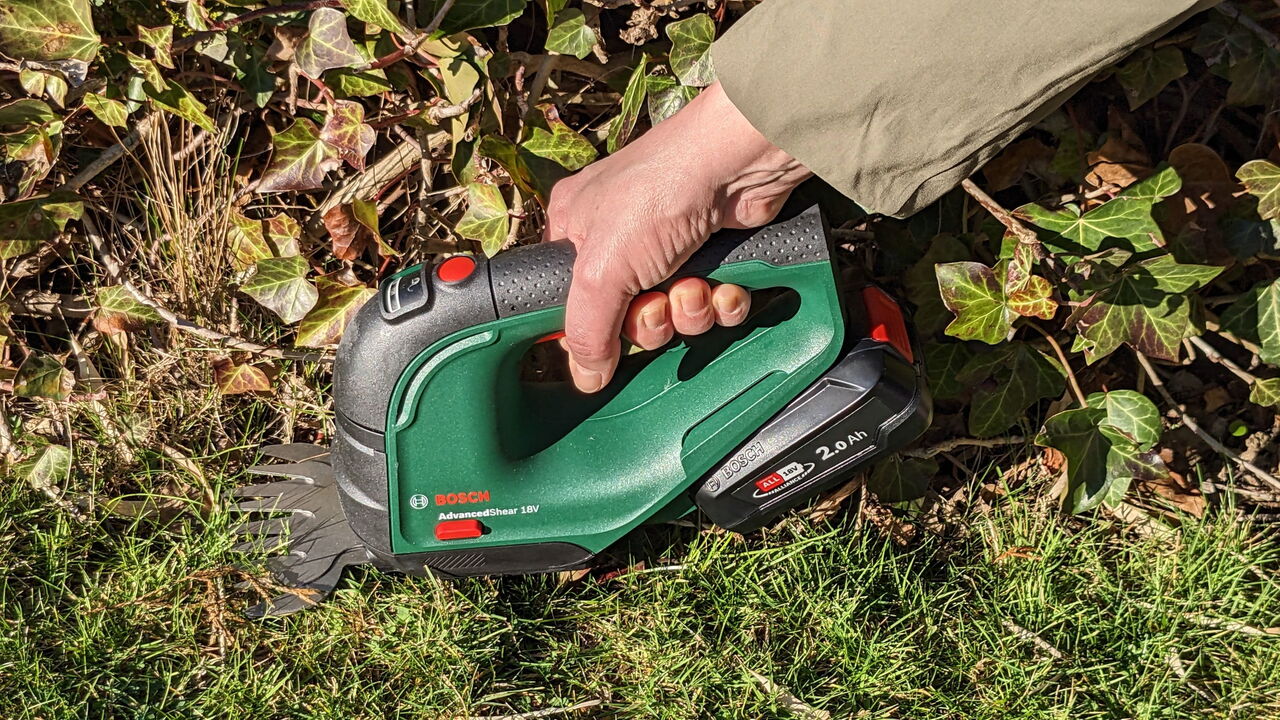 Bildergalerie: Bosch Advanced Shear 18V-10 Bosch Advanced Shear 18V-10: Der ergonomische Haltegriff ermöglicht einen sicheren Halt